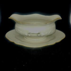 ROSENTHAL CLASSIC GRAVY BOAT WITH ATTACHED UNDERPLATE IVORY GOLD BAND  GERMANY
